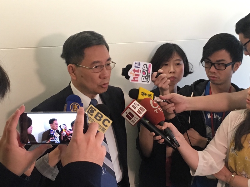 元大寶華綜經院董事長梁國源分析台灣經濟預測表。(photo by 宋秉謙/台灣醒報)