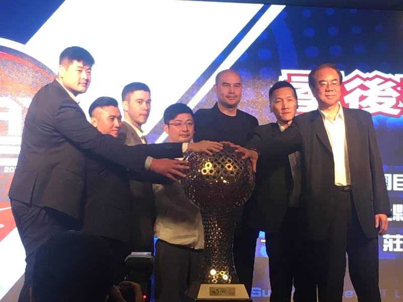 SBL季後賽球隊的教練們與籃協理事長合影。(photo by 宋秉謙/台灣醒報)