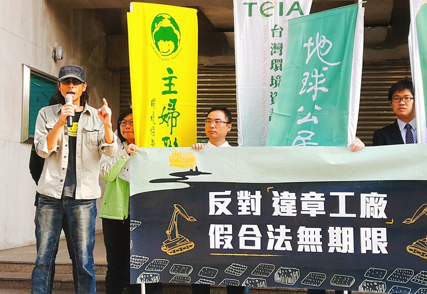 台灣農村陣線成員許文烽反對修法《工輔法》。(photo by藍苡瑄/台灣醒報)