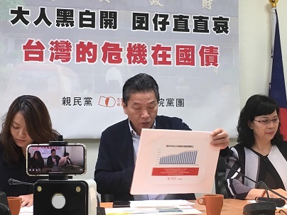 圖說:親民黨立委李鴻鈞(中)針對國債問題,提出法律修正,呼籲各界重視。(photo by 宋秉謙/台灣醒報)