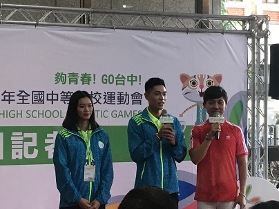 圖說:107年度全中運代言人陳傑(中)及楊千玫(左)要選手享受舞台。(photo by 宋秉謙/台灣醒報)
