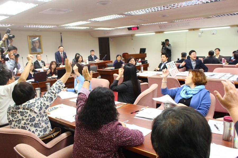 藍綠16日發動甲級動員備戰,民進黨以多人優勢要求委員會表決將新北市代表列席備詢。 (photo by 譚有勝/台灣醒報)