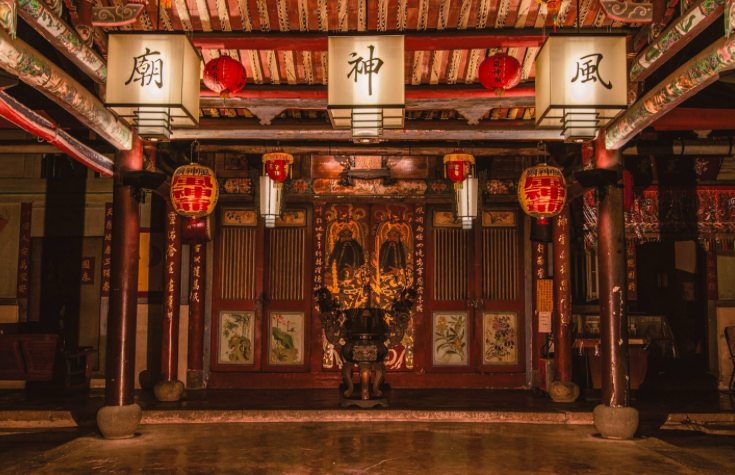 透過光的設計,成功將原本幽暗的「台南風神廟」重現原有的莊嚴風華與人情溫度。(photo by 中強光電文化藝術基金會提供)
