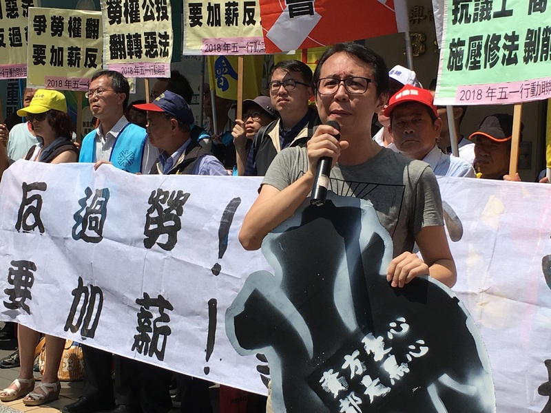 五一行動聯盟集結多個勞團代表,痛斥勞基法修惡,並呼籲勞工在五一勞動節走上街頭,連署通過修改勞基法公投門檻。(photo by 蘇盈之/台灣醒報)