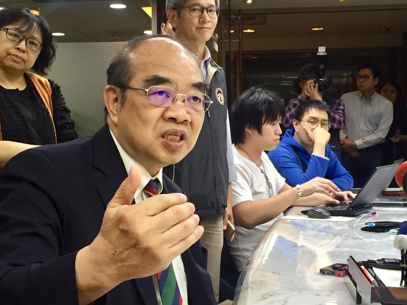 吳茂昆25日主持部務會報前受訪,針對竊取專利爭議一一回應。(photo by 楊蕓/台灣醒報)
