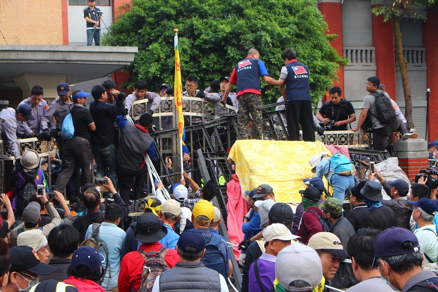 警政署長25日下令,反年改已經脫序,任何暴力行為將嚴懲查辦。(photo by 譚有勝/台灣醒報)