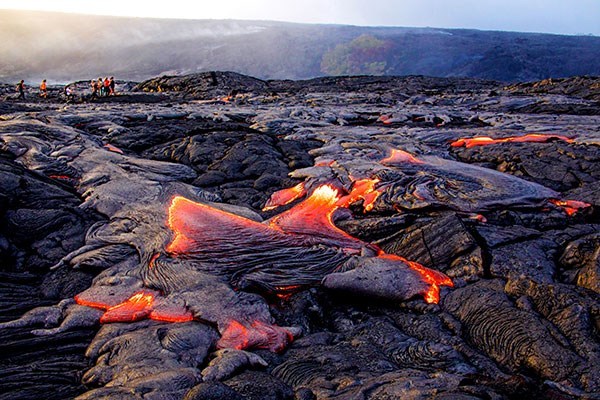夏威夷火山爆發,熔岩自斷裂帶裂隙流出。(photo by wikimedia)