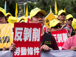 蔣萬安指出,勞動部去年勞檢3萬9千多廠次,但台灣適用勞基法的公司有67萬家,勞檢機率不到十分之一。(照片為2017勞工大遊行,photo by wikimedia)