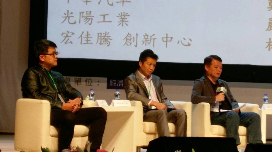 商業發展研究所所長戴元峰表示,無線充電或是統一電池規格都應該先行思考。(photo by 楊凡恩 /台灣醒報〉