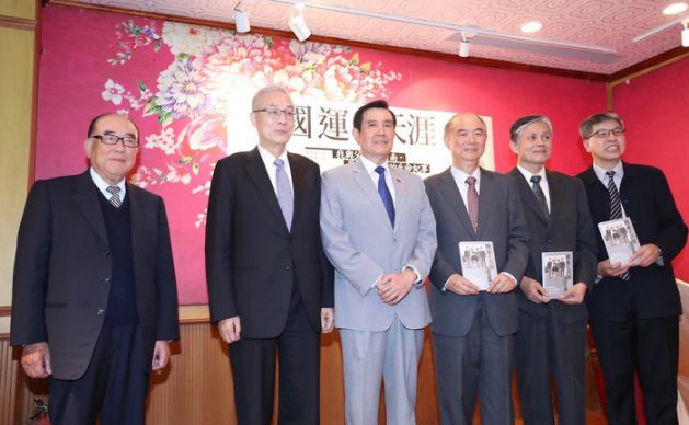 前國安會秘書長胡為真(右三)發表新書「國運與天涯」,前總統馬英九(左三)、國民黨主席吳敦義(左二)、前行政院長郝柏村(左一)都到場憶往與推薦。(photo by 林意玲/台灣醒報)