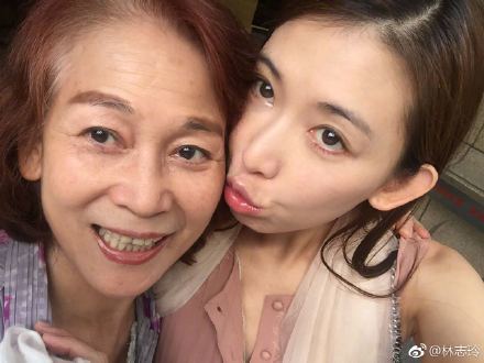 藝人林志玲13日在微博上貼出與母親的合照,感謝母親「無私付出不求回報」。(photo by 林志玲微博)