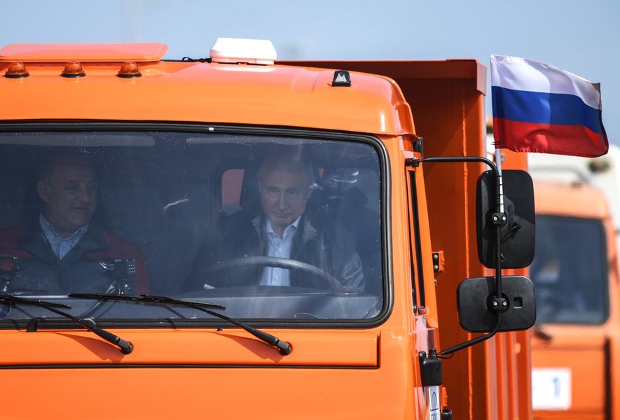 俄國總統普丁化身卡車司機,開過連接俄國與克里米亞半島的橋樑。(photo credit by President of Russia推特帳號)