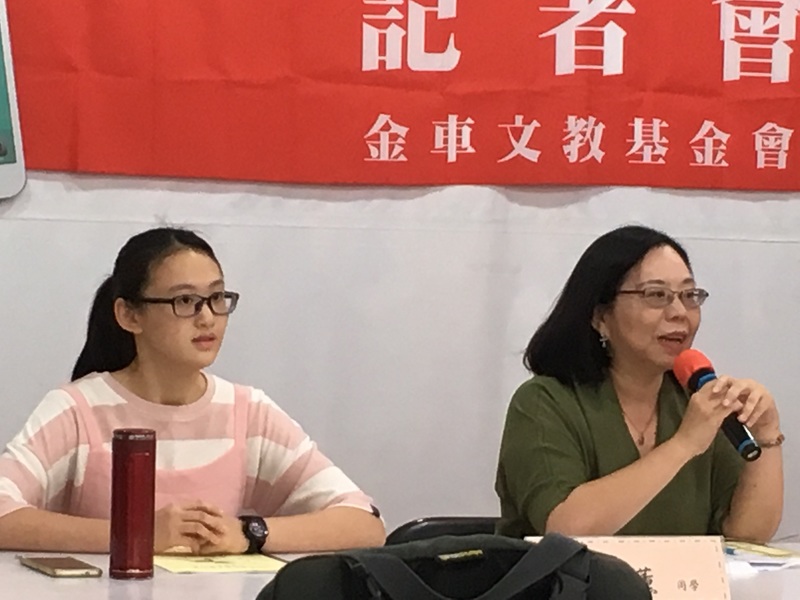 :(左起)北一女中三年級學生林瑾薰和張老師心理諮商中心總幹事涂喜敏,分享青少年如何妥善使用手機。(photo by 蘇盈之/台灣醒報)