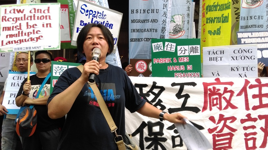 TIWA台灣國際勞工協會聯合多數勞權團體,於23日在勞動部前喊口號,呼籲勞動部重視移工人權。