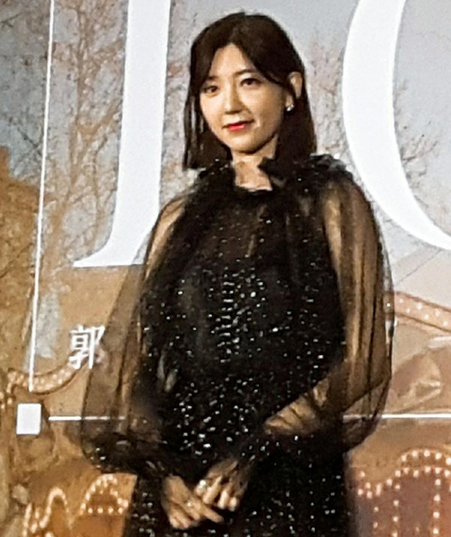 郭雪芙29日穿著黑色半透明透薄紗禮服,現身「Love 樂芙」EP記者會。(photo by藍苡瑄/台灣醒報)