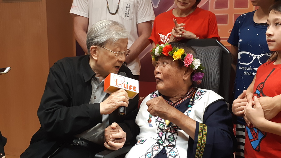 李行(左一)與萬沙浪(左二)時隔50年再相見,萬沙浪激動落淚,李行也眼眶泛淚。(photo by藍苡瑄/台灣醒報)