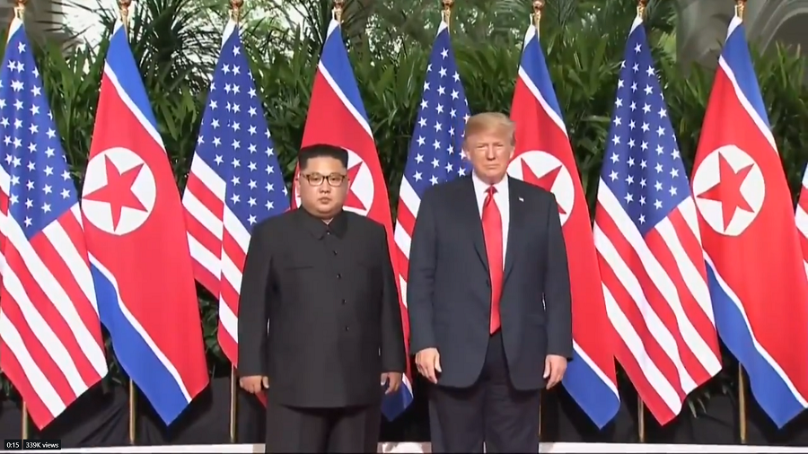 美國總統川普與北韓領導人金正恩先上演「世紀之握」,這也是歷史上美國與北韓最高領導人的會晤。(photo by 美國國務院影片截圖)