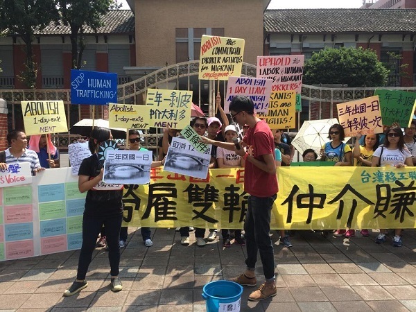 專家認為,我國常發生人蛇集團從外籍勞工抽取高額的佣金,造成勞動剝削的問題,現行人販法必須盡速修法。(photo by Wikimedia)