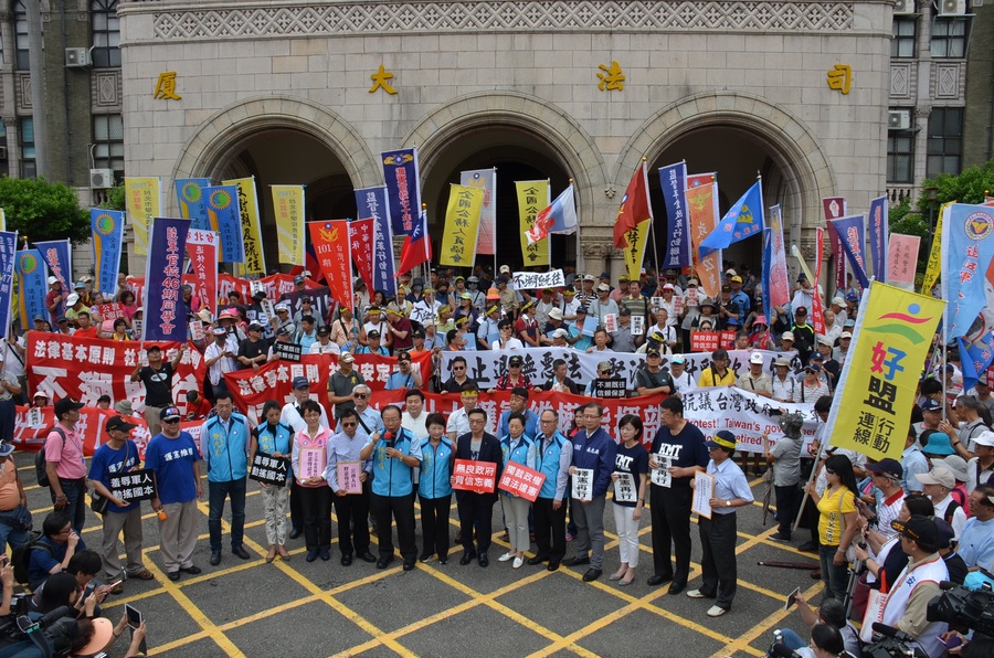 不滿蔡政府年金改革,反年改團體八百壯士13日前往司法院聲請釋憲,國民黨13名立委到場聲援。(photo by 國民黨團提供)