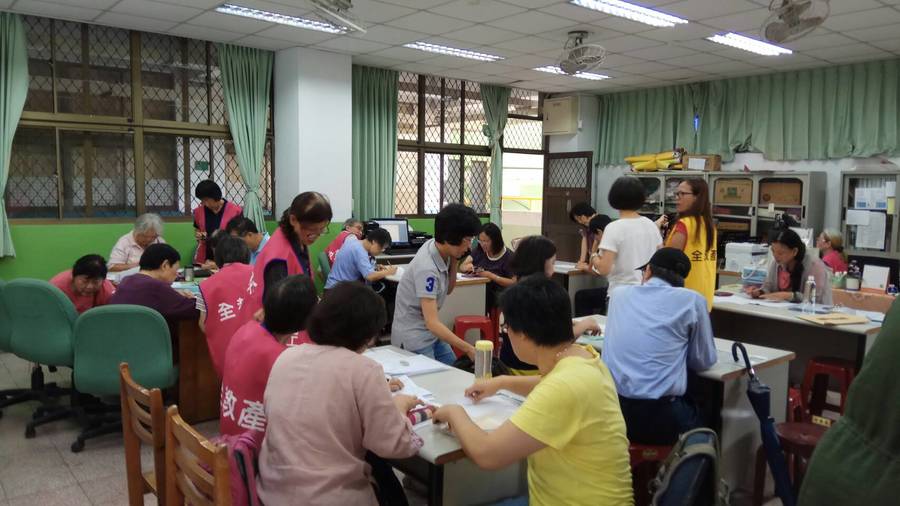 全教產辦理教師團體訴訟收件作業。(photo by全教產提供)