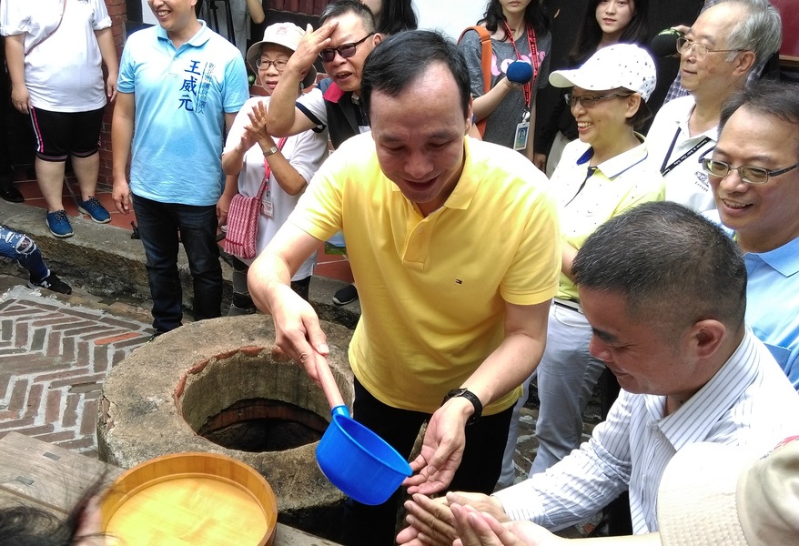圖說:朱立倫(中)參加蘆洲李宅「端陽慶粽闔家歡-懷古童趣話蘆洲」活動,與民眾一同從古井打撈午時水。(photo by 蔡岳宏/台灣醒報)
