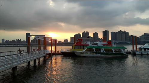 台北市交通局一般運輸科長王郁凱21日記者會上表示,暑假期間從大稻埕到淡水搭船全票300元。(Photo by藍苡瑄/台灣醒報)