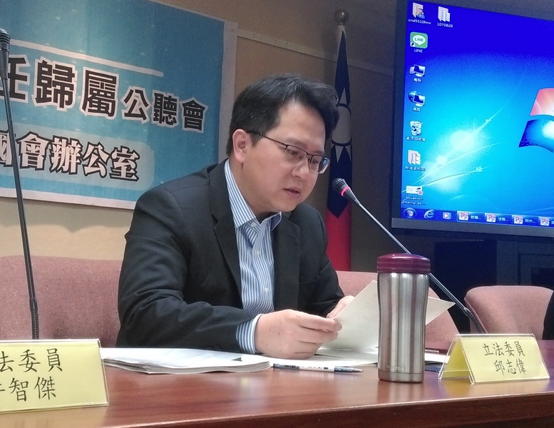圖說:立法委員邱志偉28日召集產官學三方召開「數位交易平台消費行為侵犯智慧財產權之責任歸屬」公聽會,釐清網購爭議的責任歸屬。(photo by 蔡岳宏/台灣醒報)