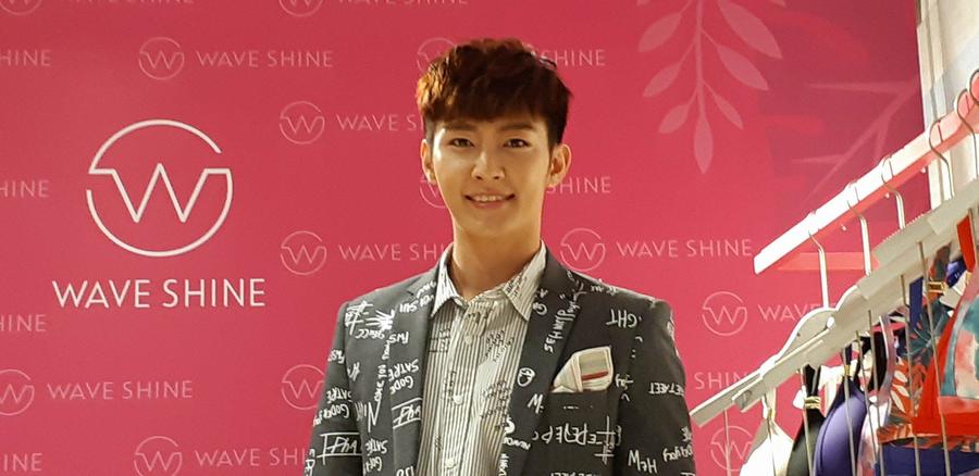藝人炎亞綸28日穿著黑色西裝搭配白色沙灘風褲子,帥氣出席WAVE SHINE泳衣品牌活動。(PHOTO BY藍苡瑄/台灣醒報)