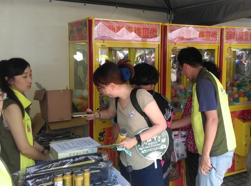 圖說:民眾於台北市藥師公會的攤位進行夾娃娃機闖活動,藉由遊戲了解用藥安全知識,還能抽電動機車等大獎。(photo by 蔡岳宏/台灣醒報)