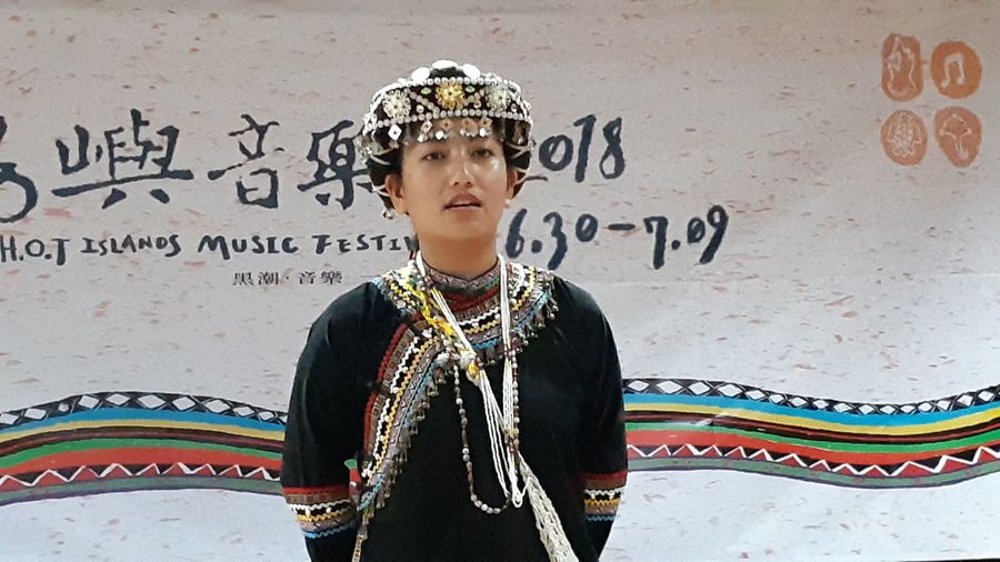 藝人古晨欣穿著布農族傳統衣服,高聲宏亮唱出原住民歌曲,替「2018島嶼音樂季」記者會揭開序幕。(photo by藍苡瑄/台灣醒報)