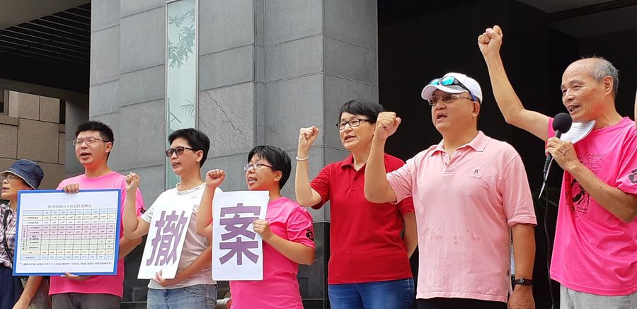 民間團體3日於民間團體在環保署外抗議,中油應該立即撤案在大潭興建『液化天然氣第三接收站』。(photo by藍苡瑄/台灣醒報)