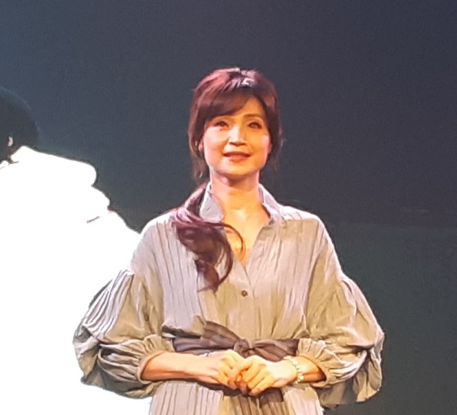 藝人方季惟3日穿著藍色裙裝現身「時.光的祝福」發片記者會,演唱新歌「時光慢些走」、「雨夜花」。(photo by藍苡瑄/台灣醒報)