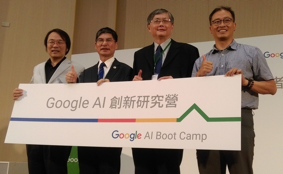 圖說:Google台灣董事總經理簡立峰(左2)、科技部長陳良基(左1)、AI創新研究中心推動辦公室主任林永隆(右1)與Google AI首席科學家紀懷新(右2)4日於Google AI創新研究營合影。(photo by 蔡岳宏/台灣醒報)