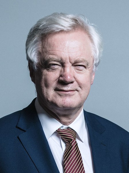 英國脫歐事務大臣戴維斯(如圖)9日辭職,英國首相梅伊恐遭脫歐派議員倒閣。(photo by Wikipedia)