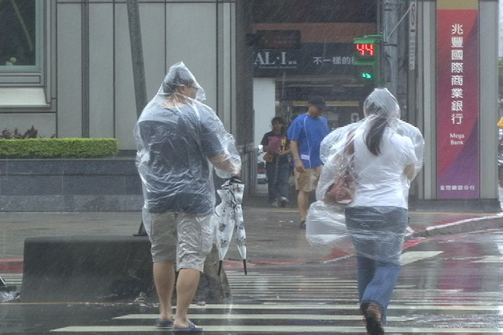 颱風來襲,許多勞工仍要冒雨上班,勞團呼籲將颱風假入法。(photo by醒報資料庫)