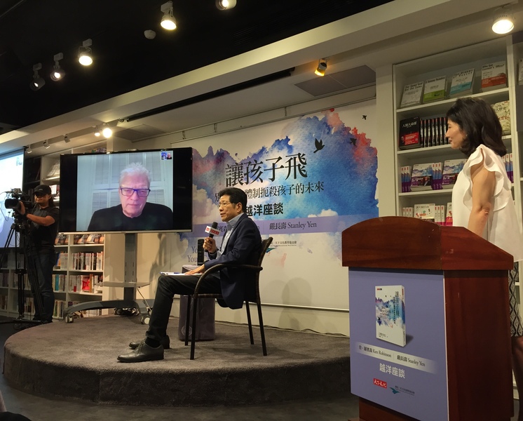 肯.羅賓森與嚴長壽10日進行跨洋對談,並發表新書。(photo by陳恩潔/台灣醒報)