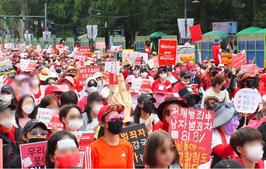 上週南韓2萬名女性走上街頭抗議偷拍風氣。(photo by 網路截圖)