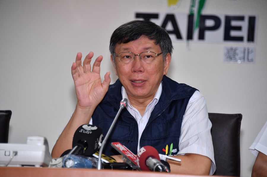 為了颱風天要不要放假,台北、新北鬧分裂,台北市長柯文哲不斷強調決策是「尊重專業」。(photo by台北市政府提供)