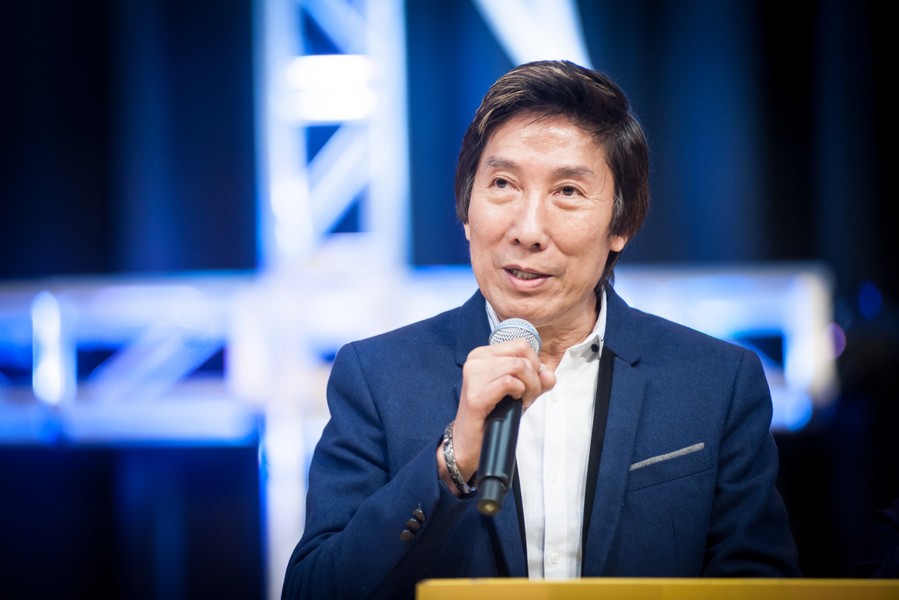 上月因癌症病逝的香港前黑道老大洪漢義,11日舉行安息禮,他也長年關心台灣的監獄和戒毒工作,包括在2015年在台為黑社會人士成立教會,又曾走訪監獄分享生命見證。圖為他在2016年出席新店行道會的福音聚會。(photo by 新店行道會)