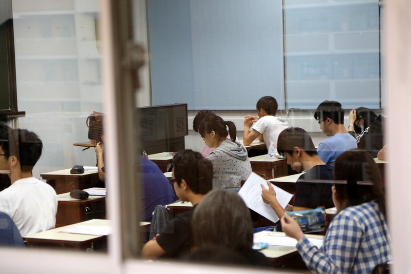 大考中心指出,今年最低的登記標準落在「英文、數學甲、化學」組合,原始總分38分以上就可以登記。(photo by醒報資料庫)