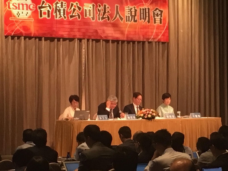 台積電首次少了張忠謀的法說會,由共同接班的總裁魏哲家與董事長劉德音接手出席。 (photo by 宋秉謙/台灣醒報)