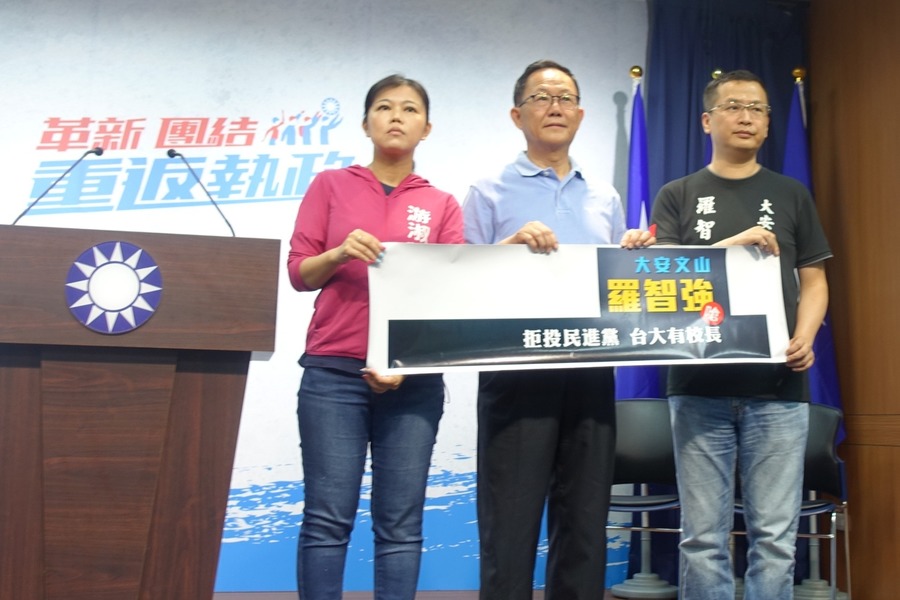 國民黨參選議員羅智強與丁守中招開記者會,控訴欣欣客運與摩菲爾廣告公司拒登帶有「拒投民進黨,台大有校長」字樣的競選廣告。(photo by蔣濬浩/醒報記者)