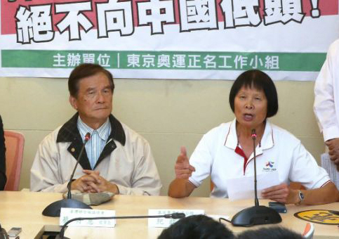 東奧正名公投提案人紀政受訪時說,除了申復以外,我國還能尋求瑞士洛桑的國際仲裁,圖為紀政(右)出席25日的記者會。(本報資料照片)