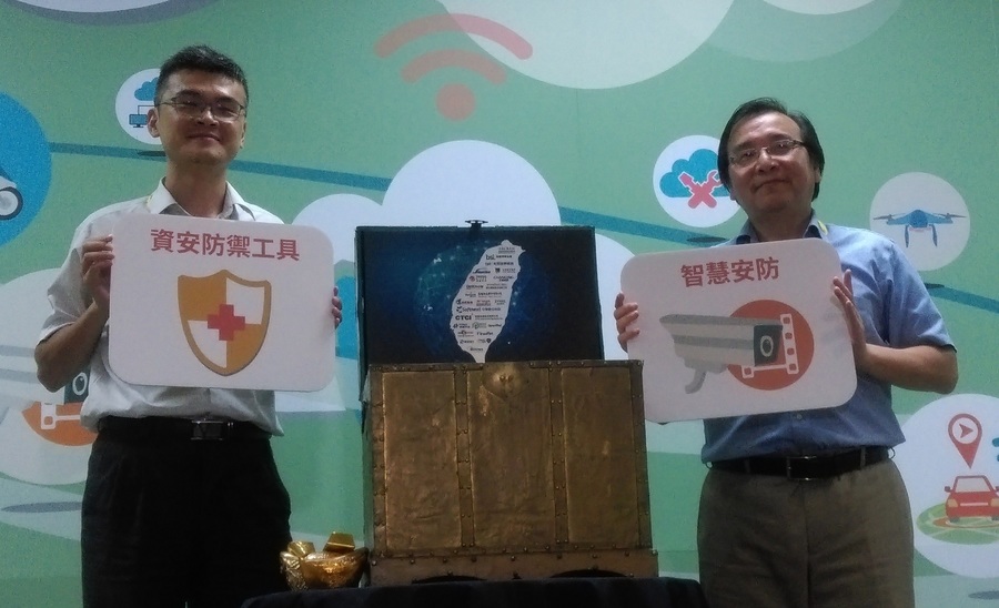 工研院局27日舉辦「資安整合服務平台啟動大會」,左為工業局科長林青嶔,右為工研院資通所所長闕志克。(photo by 蔡岳宏/台灣醒報)