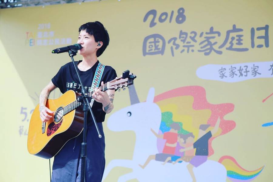 陳映燁和楊聰財兩位醫師皆呼籲,家屬應在鬱期時給予鼓勵和溫暖,告訴患者會一起走下去,避免病人因不想拖累家人而自殺。圖為香港歌手盧凱彤。(photo by 盧凱彤臉書)
