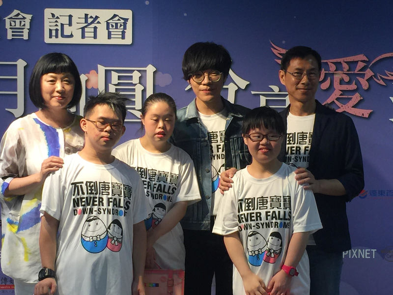盧廣仲擔任唐氏基金會「中秋月圓圓˙分享愛滿滿」公益大使,現場分享和唐寶寶互動的心得與祝福。(photo by 毛上仁/台灣醒報)