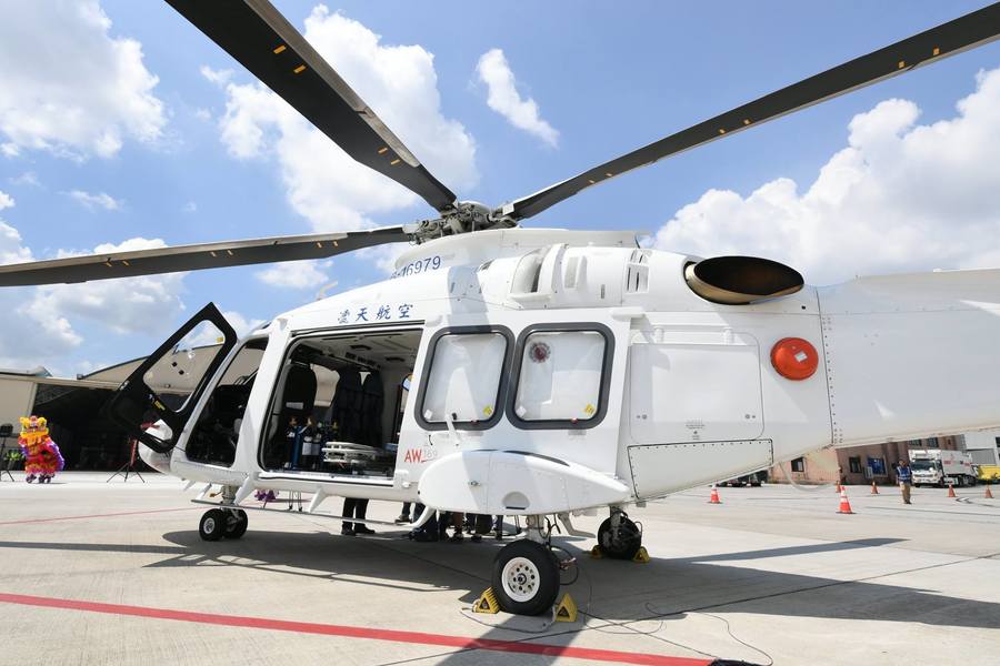 前陸軍飛官勞乃成近期改飛AW169救難直升機,備受矚目。(photo by 賴清德臉書)
