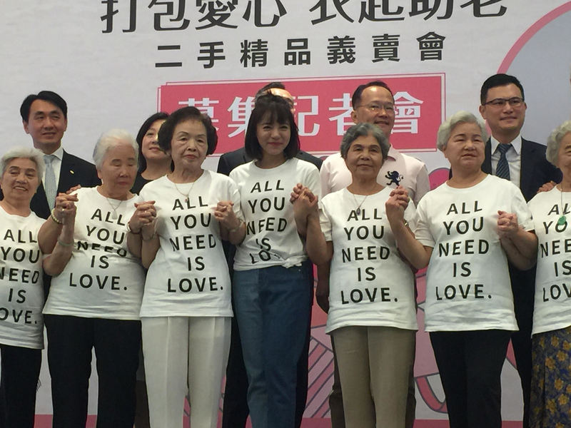 丁噹8日出席「打包愛心 一起助老」記者會,和平均年齡80歲的長輩們一同走秀。(photo by 毛上仁/台灣醒報)