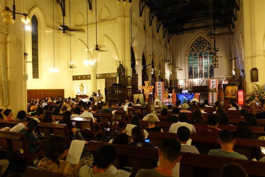 來自超過40個國家、2000多名的朝聖者聚首香港,於天主教聖母無原罪主教座堂及聖公會聖約翰座堂參與泰澤國際青年聚會的共融祈禱會,而聚會主題是信心及修和之旅。(photo by 泰澤香港facebook專頁)