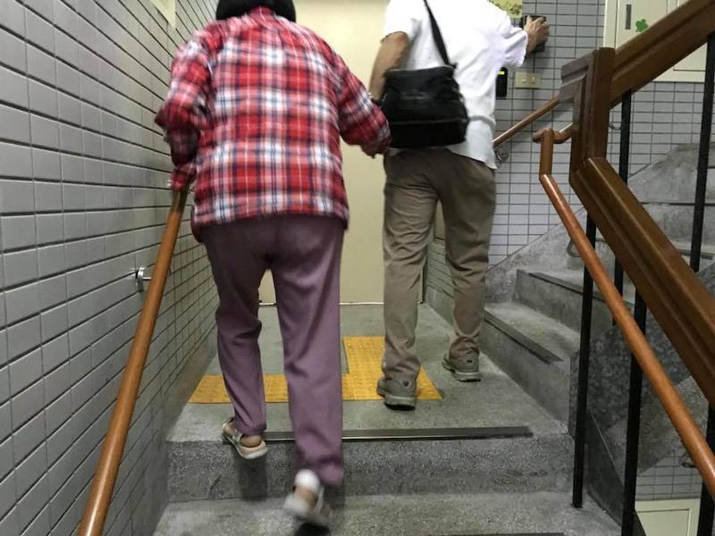 瑞士巴塞爾大學的研究團隊發現,FGF21能作為失智症的早期診斷指標。(photo by 天主教老人基金會臉書)